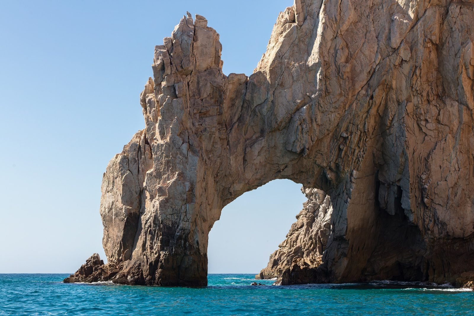 El Arco de Cabo San Lucas, una roca con un hueco en forma de arco sobre el mar turquesa