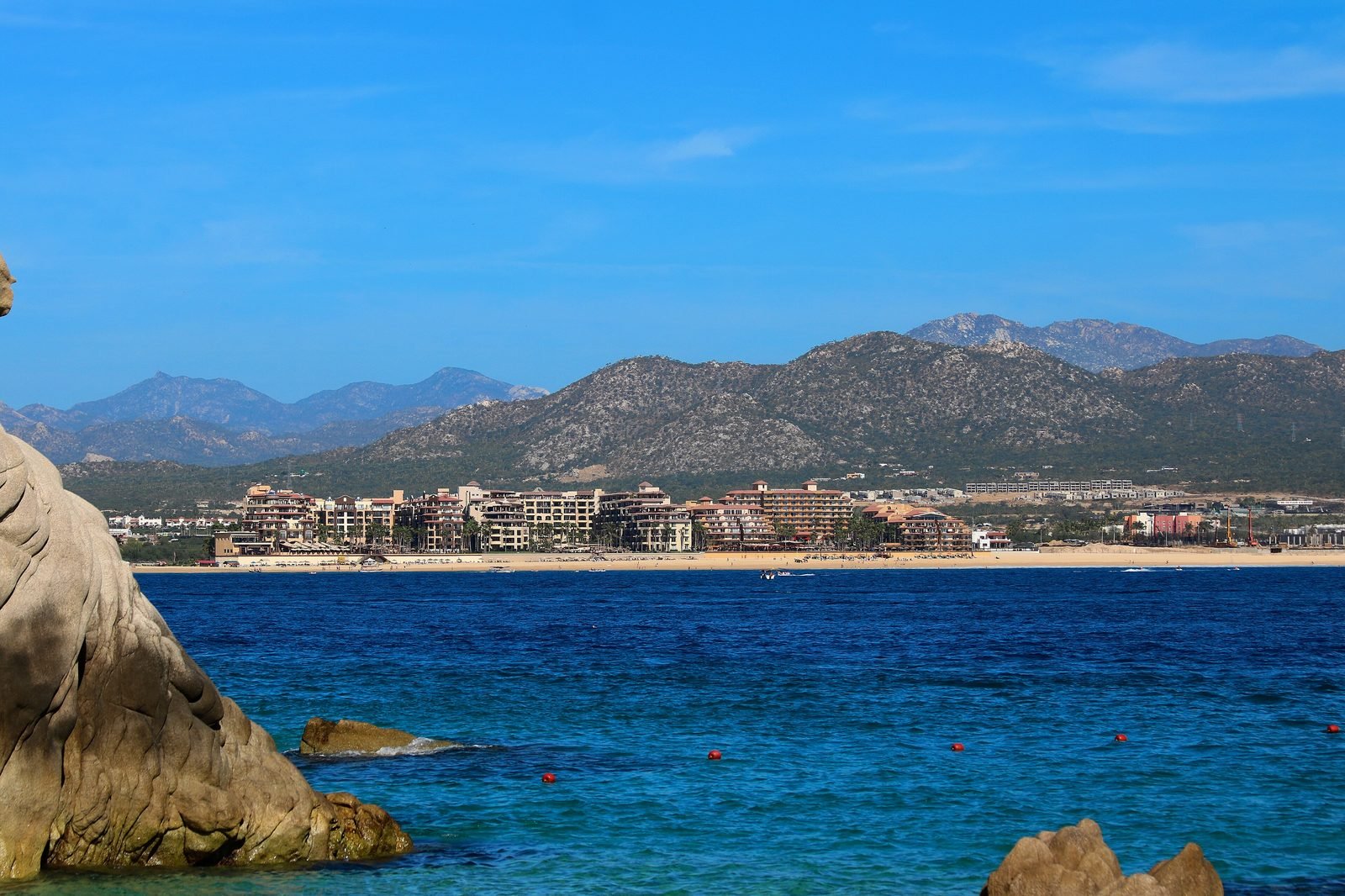 La bahía de Cabo San Lucas con El Médano y los cerros al fondo