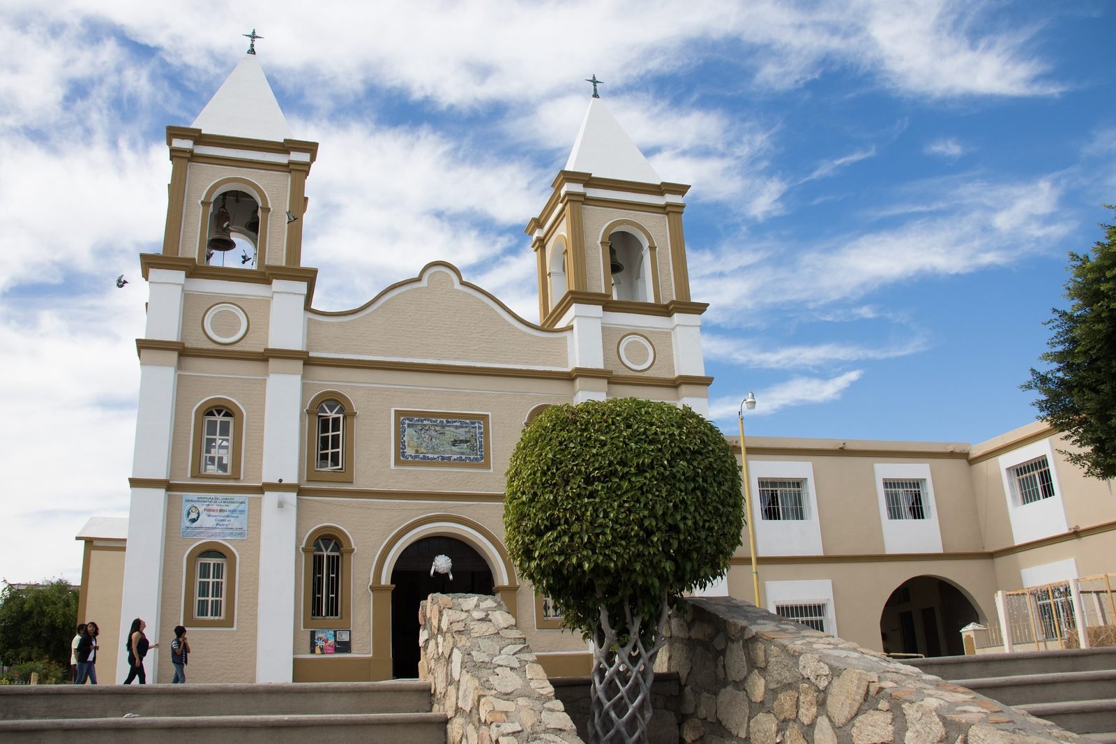 La iglesia de la Misión de San José del Cabo, con dos torres blancas