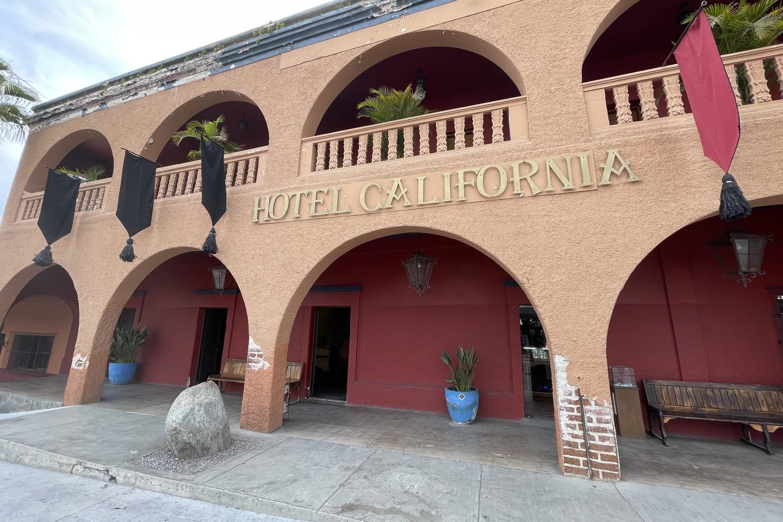 La fachada roja con arcos del Hotel California en Todos Santos