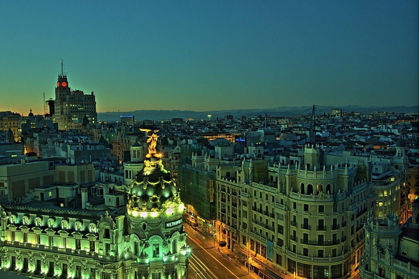 Madrid al atardecer desde la azotea del Círculo de Bellas Artes, con el edificio Metrópolis iluminado