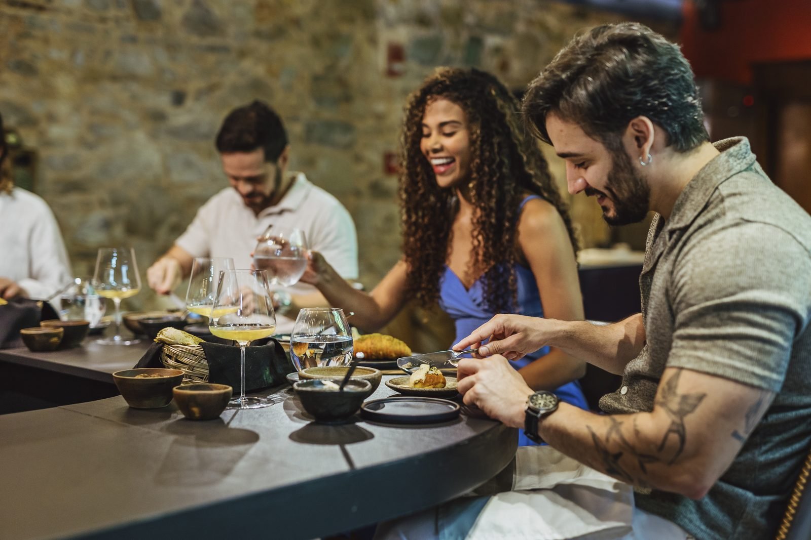 Una pareja cena frente a la barra de un restaurante del Casco Antiguo