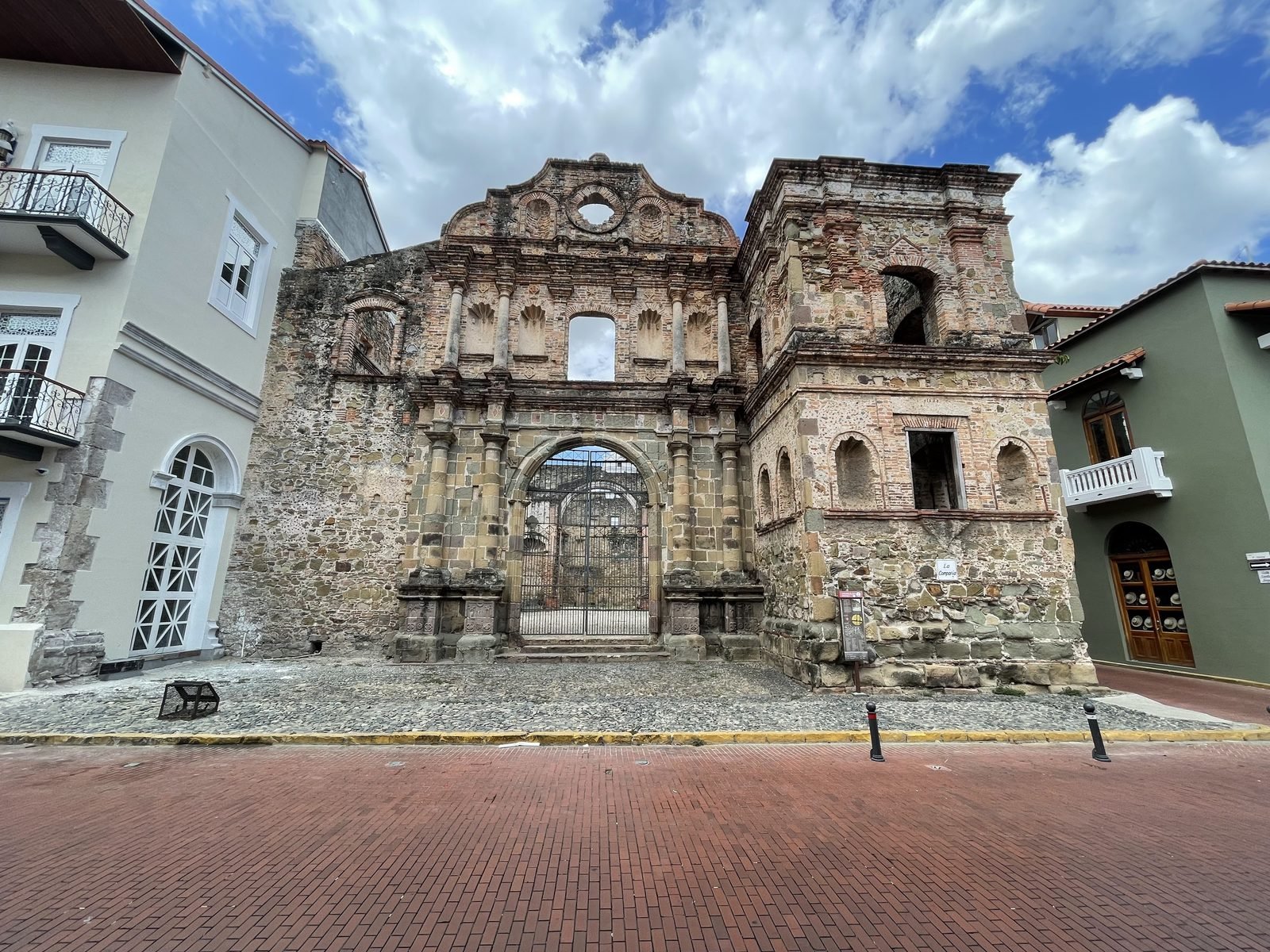 Las ruinas de piedra de la Iglesia de la Compañía de Jesús en el Casco Antiguo
