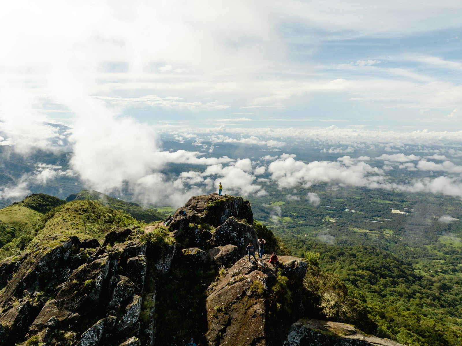 Un mar de nubes visto desde lo alto de un cerro rocoso en Boquete