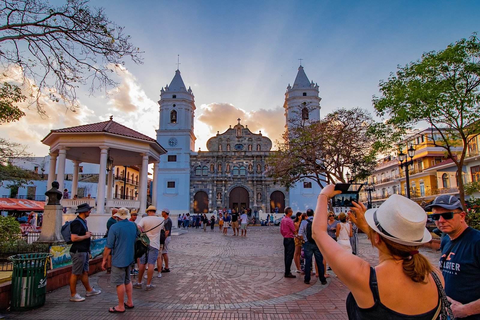 La Plaza de la Catedral en el Casco Antiguo, con las dos torres blancas de la catedral y gente tomando fotos