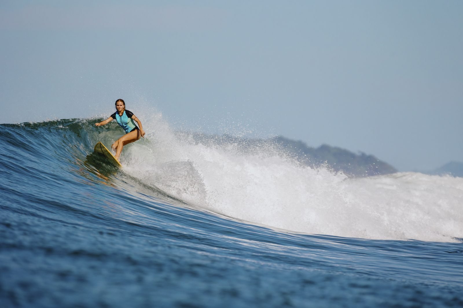 Un surfista corre una ola grande en Santa Catalina, Veraguas