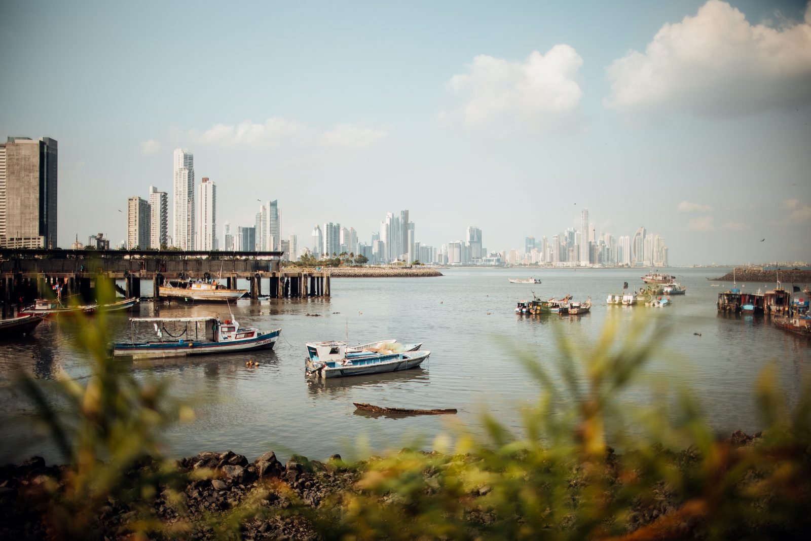 Los rascacielos de la Ciudad de Panamá vistos desde el Casco Antiguo, con lanchas en la bahía