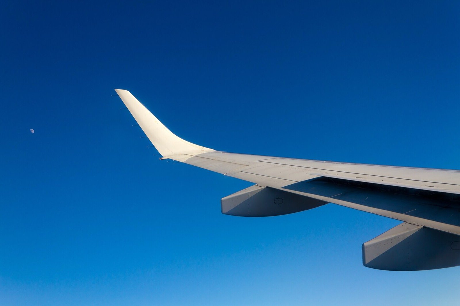 Ala de avión sobre el cielo azul