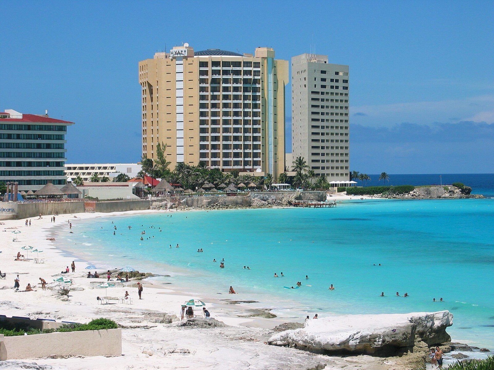 Playa de Cancún con hoteles al fondo